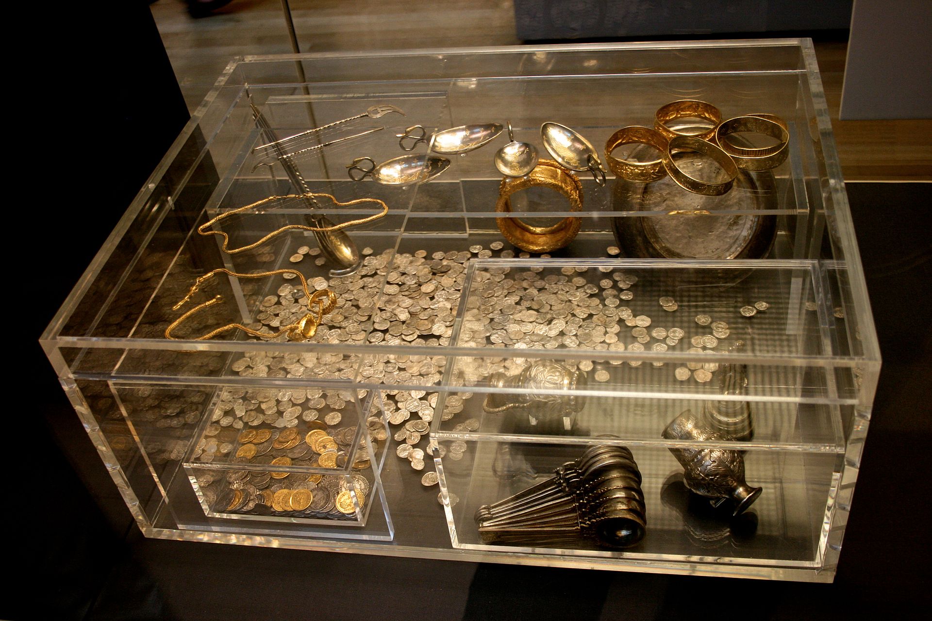Hoxne Hoard: Display case at the British Museum showing a reconstruction of the arrangement of the hoard treasure when excavated in 1992. Photograph by Mike Peel (www.mikepeel.net).
